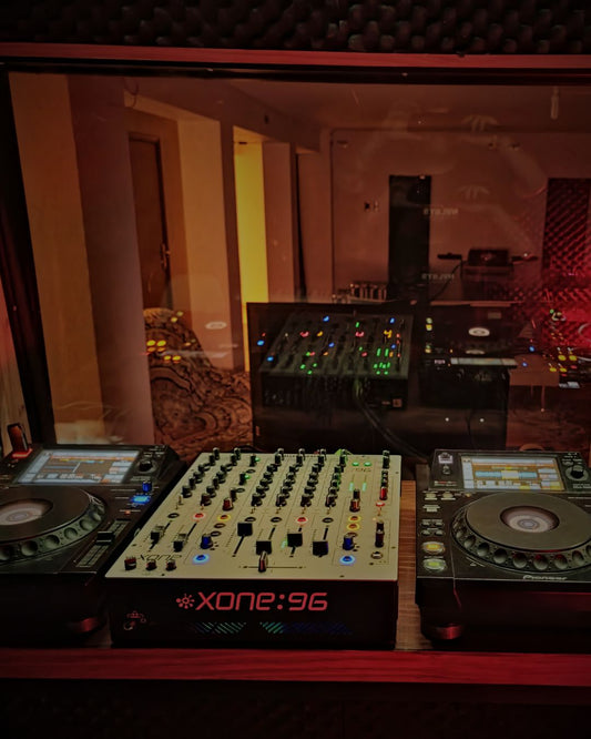 Cabina DJ - Sala de Ensayo: 1 Mes / 8 Horas + REC