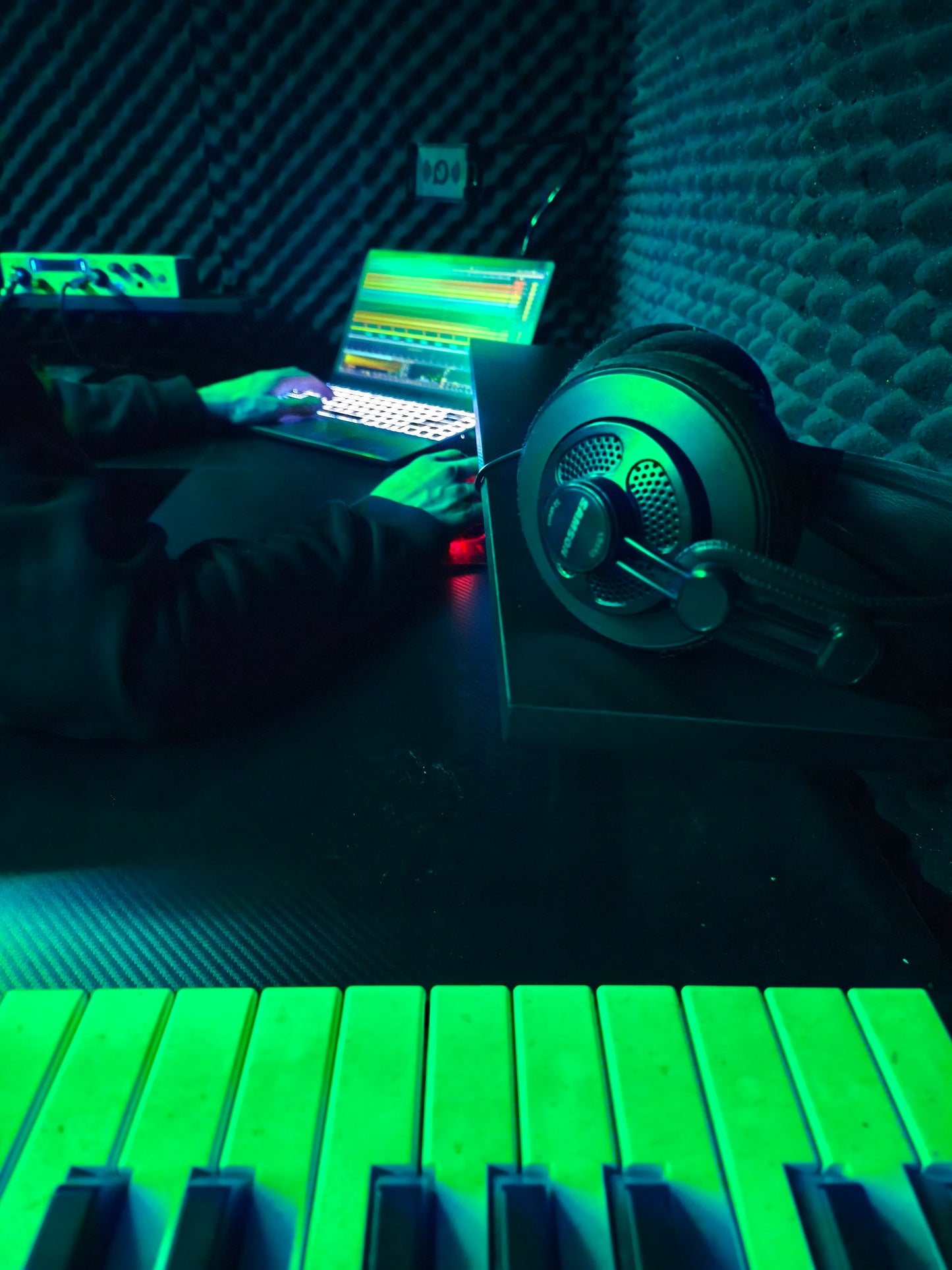 Cabina DJ - Sala de Ensayo: 2 Meses / 16 Horas + REC