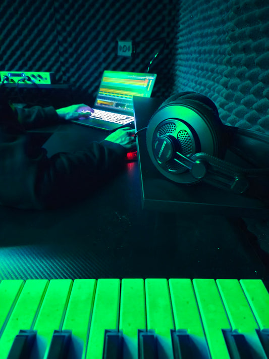 Cabina DJ - Sala de Ensayo: 2 Meses / 16 Horas + 2 REC